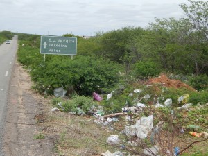 20160125174602-300x225 Mato, lixo e esgotos a céu aberto mostram descaso da Gestão do Prefeito Junior Nobrega no município da Prata, no Cariri