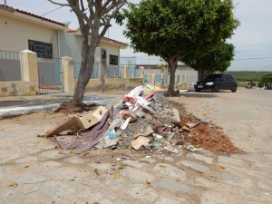20160125174625-300x225 Mato, lixo e esgotos a céu aberto mostram descaso da Gestão do Prefeito Junior Nobrega no município da Prata, no Cariri