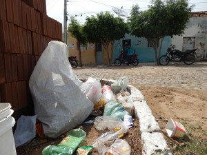 20160125175112-300x225 Mato, lixo e esgotos a céu aberto mostram descaso da Gestão do Prefeito Junior Nobrega no município da Prata, no Cariri