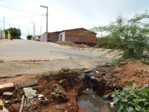20160125175345-1-300x225 Mato, lixo e esgotos a céu aberto mostram descaso da Gestão do Prefeito Junior Nobrega no município da Prata, no Cariri