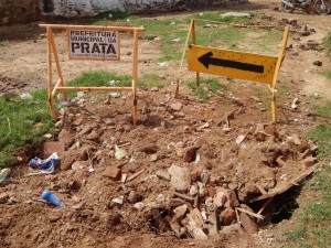 20160125175419-300x225 Mato, lixo e esgotos a céu aberto mostram descaso da Gestão do Prefeito Junior Nobrega no município da Prata, no Cariri
