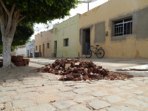 20160125175440-300x225 Mato, lixo e esgotos a céu aberto mostram descaso da Gestão do Prefeito Junior Nobrega no município da Prata, no Cariri