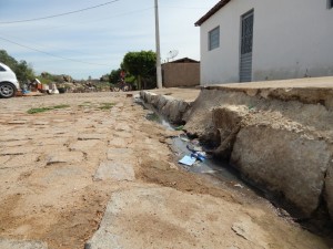 20160125175442-300x225 Mato, lixo e esgotos a céu aberto mostram descaso da Gestão do Prefeito Junior Nobrega no município da Prata, no Cariri