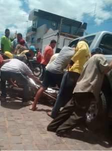 444-223x300 Acidente entre carro e moto deixa um ferido no centro de Monteiro