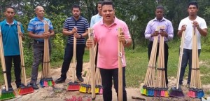 PAstor-vende-vasoura-300x144 Pastores vendem vassouras "ungidas" por mil reais para varrer a casa do "mal"; veja vídeo