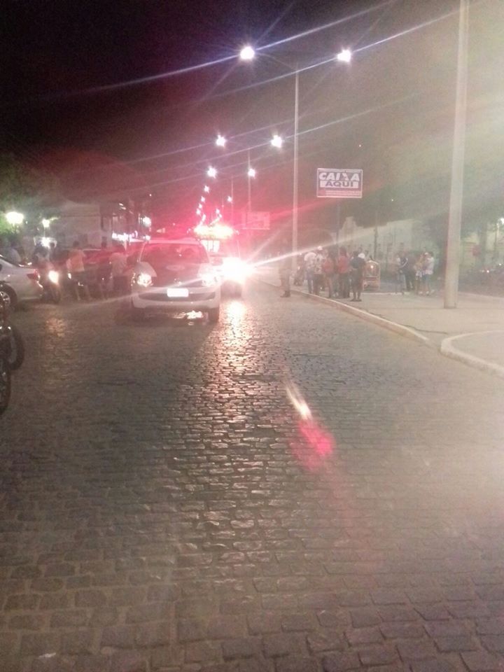 acidente-centro-1 Acidente entre carro e moto deixa uma pessoa ferida em Monteiro