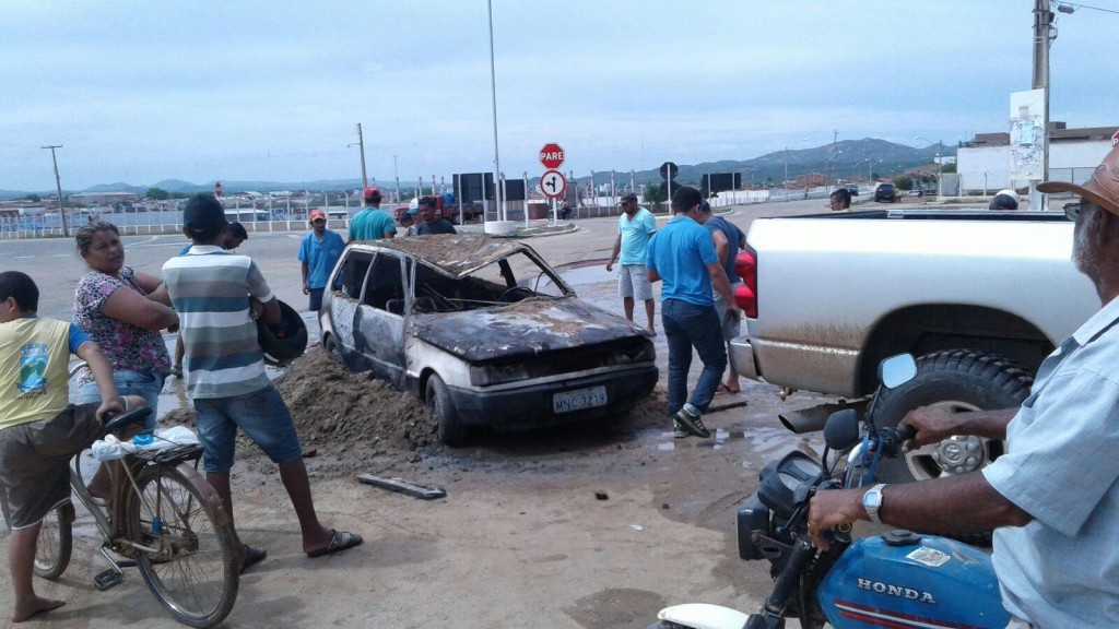 carro-fogo-03-1024x576 Carro pega fogo e fica completamente destruído em Monteiro