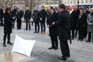 hollandeemhomenagemavitimasdeataques-300x201 Hollande descerra placa em memória das vítimas de atentados terroristas
