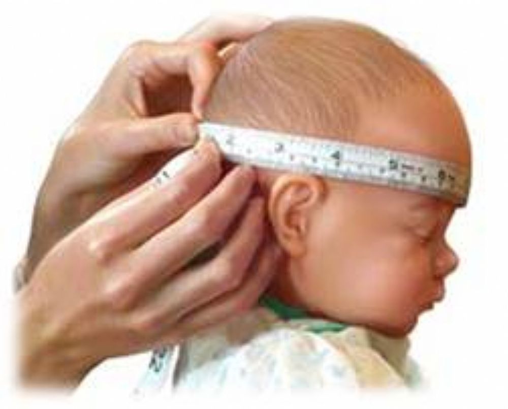Маленькая окружность головы. Окружность головы у новорожденных. Измерение окружности головы. Измерение окружности головы новорожденного.