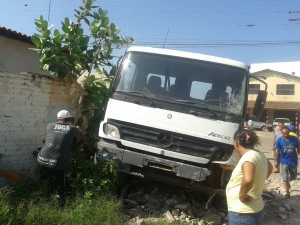 20160211041036-1-300x225 Em Monteiro: homem furta carro, colide em muro e é preso