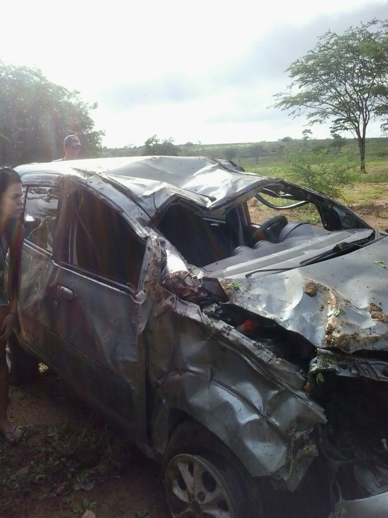 20160214051130-3-768x1024 Exclusivo: Motorista perde controle do veículo e capota na PB-264 em Monteiro