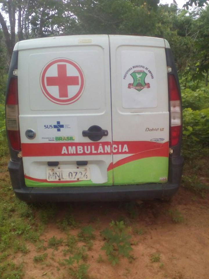Amparo03 Descaso na Saúde: Prefeitura de Amparo abandona ambulância na zona rural e o mato toma conta.