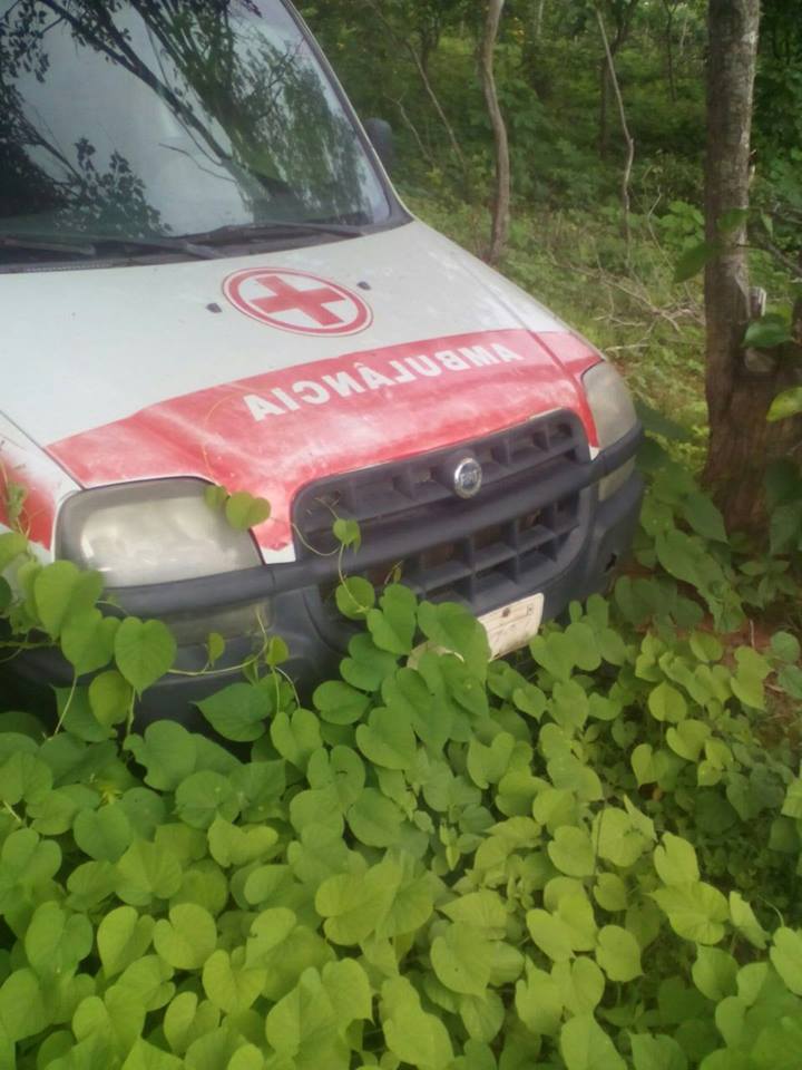 ambulancia-amparo-1.jpg02-1 Descaso na Saúde: Prefeitura de Amparo abandona ambulância na zona rural e o mato toma conta.