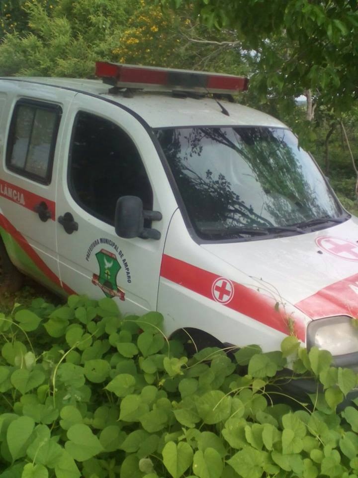 ambulancia-amparo Descaso na Saúde: Prefeitura de Amparo abandona ambulância na zona rural e o mato toma conta.