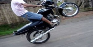 motoqueiro-empina-moto-580x293-300x152 Após perseguição policial menor e motocicleta são presos em Monteiro