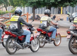 motoxista-300x216 Mototaxistas de Monteiro querem tarifa de 4 reais