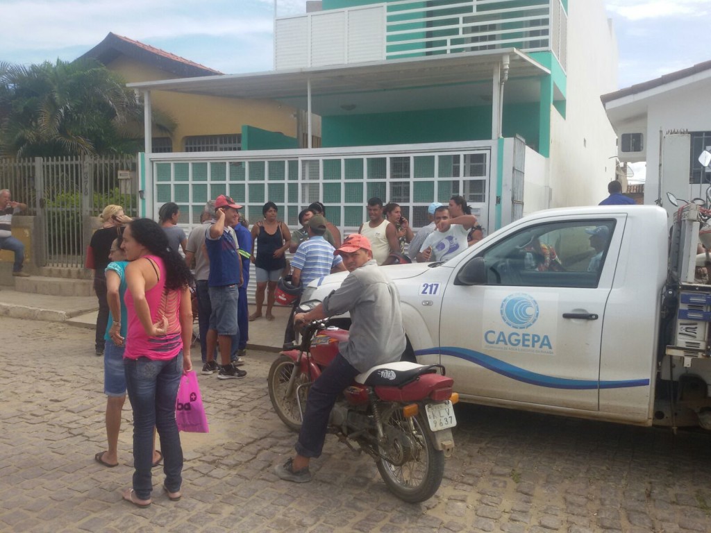 popu-2-1024x768 EXCUSIVO: Monteirenses se revoltam e protestam enfrente a sede da CAGEPA em Monteiro