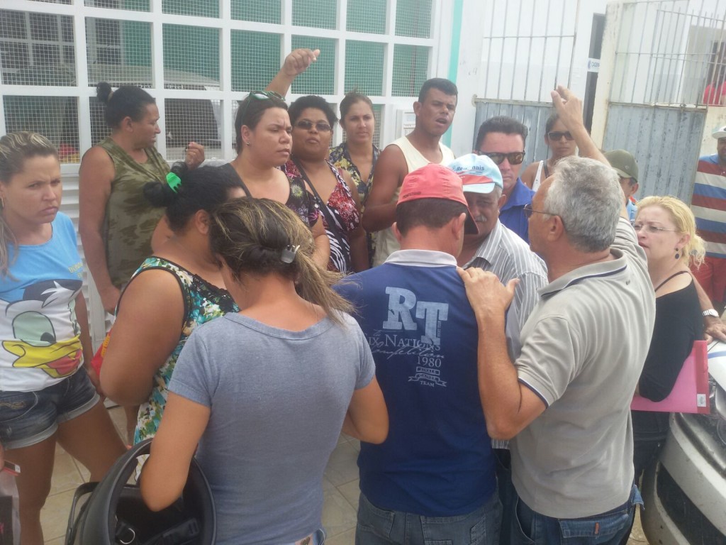 popu0-1024x768 EXCUSIVO: Monteirenses se revoltam e protestam enfrente a sede da CAGEPA em Monteiro