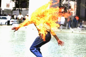 queimado-vivo-300x202 Em Monteiro: Homem ateia fogo no próprio corpo e acaba preso por realizar atos obscenos em via pública