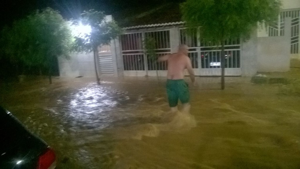 20160329195241-1-1024x576 Chove forte em Monteiro e casas sofrem alagamentos