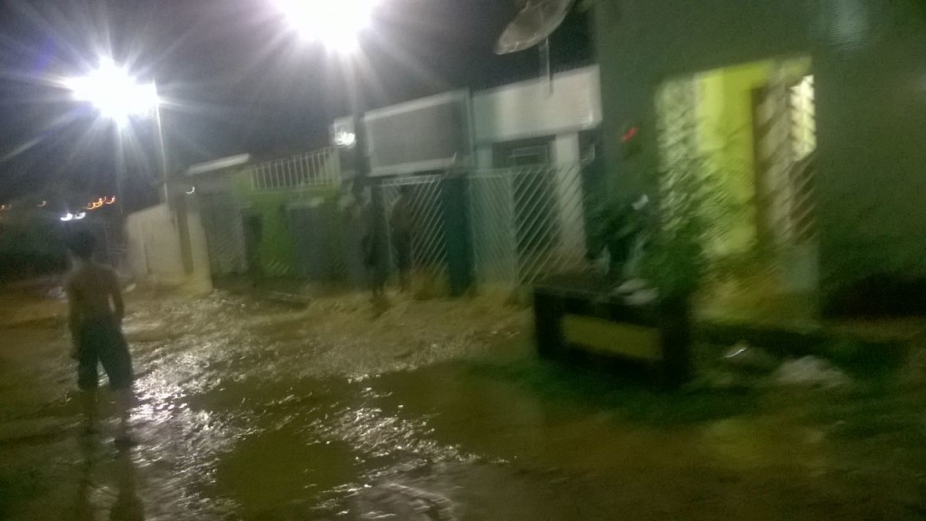 20160329195241-2-1024x576 Chove forte em Monteiro e casas sofrem alagamentos