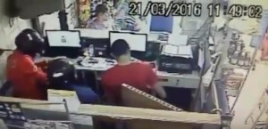22032016094908-300x145 Câmera de segurança flagra momento de assalto a correspondente bancário em Monteiro