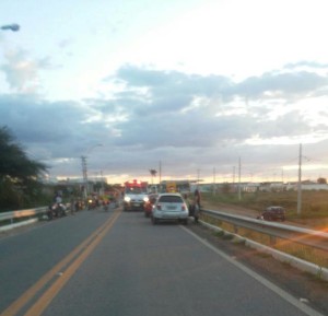 br412-300x289 Em Monteiro: Homem fica ferido ao colidir motocicleta com cachorro na BR-412