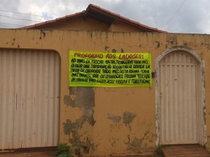 ladroes2-300x225 Brasiliense propõe 'caixinha' para ladrões após ter casa furtada 2 vezes