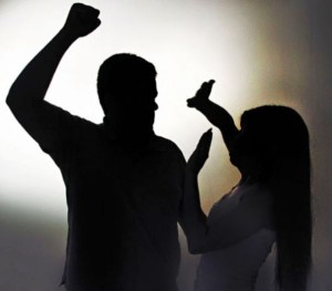 violência-contra-a-mulher-300x263 Homem embriagado agride esposa na presença da filha de 4 anos em Monteiro