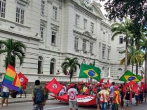 16347936280003622710000-300x225 MST fecha trânsito do Centro da Capital para defender Dilma e pela reforma agrária