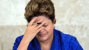 Dilma-mão-na-cabeça1-300x169 Deputados aprovam, por 367 a 137 votos, a abertura do impeachment pelo Senado
