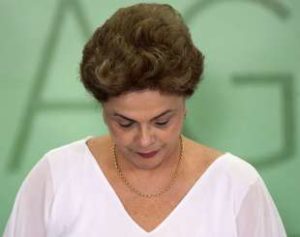 dilmaolhaprabaixoreuters-300x237 Com minoria no Senado, Dilma já retira objetos do Planalto, diz Lôbo