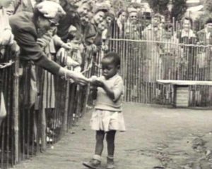 13238861_931336373656241_2312465449903422799_n-300x240 lamentável: Foto de criança negra em 'zoológico humano' foi feita na Bélgica em 1958