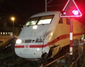 suica-300x237 Choque entre trem e ônibus de turismo deixa 17 feridos na Suíça