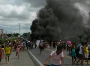 timthumb-3-2-300x218 Em Juazeirinho, manifestantes invadem Prefeitura e fecham a BR-230