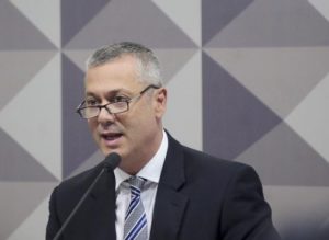 201606040925350000004114-300x219 Cai terceiro ministro de Temer: Fábio Medina Osório é demitido da AGU