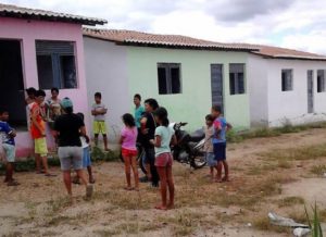 381742491-300x218 Revoltadas com Energisa e Cagepa, famílias invadem casas em Ouro Velho