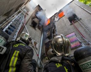 predio-300x237 Incêndio nos arredores de Paris deixa cinco mortos e onze feridos