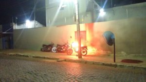 13840631_10207346031392155_1440754036_o-300x169 Homem ateia fogo à própria moto em frente a cadeia publica de Monteiro