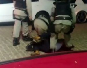 Polícia-310x242-300x234 Policiais são flagrados agredindo idoso em Sapé; veja vídeo