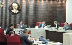 Sessão-Pleno-06-07-16-300x191-300x191 Gastos irregulares com locação de veículos, combustíveis e merenda escolar reprovam contas de prefeito