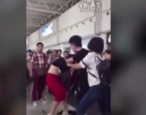briga-de-mulheres-na-china-310x245-300x237 Mulher flagra marido com amante e ataca rival em aeroporto da China