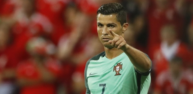 cristiano-ronaldo-comemora-gol-contra-gales-na-semifinal-da-eurocopa-1467837247674_615x300-1 C. Ronaldo decide, iguala Platini e recoloca Portugal na final da Eurocopa