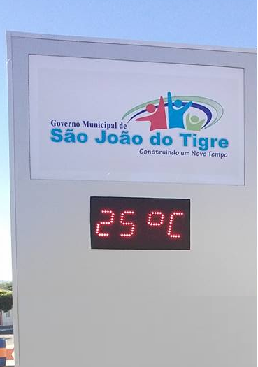 sjt Prefeitura de São João do Tigre-PB, instala termômetro e relógio digital em praça pública