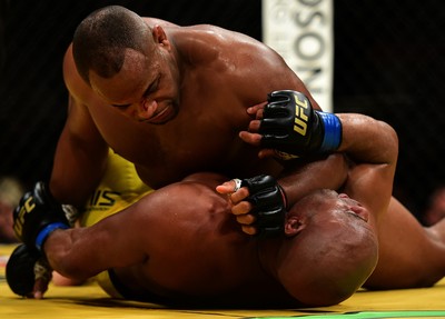 spider2_1or0oze Cormier confirma favoritismo e derrota Anderson Silva no UFC 200