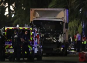 timthumb-4-1-300x218 Caminhão mata 80 pessoas na França