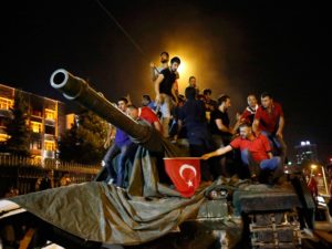 turkey-security-_tumay_berkin_reuters-300x225 Tiros, desespero e prateleiras vazias nos mercados: brasileiros relatam pânico na Turquia