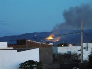 16716836280003622710000-300x225 Incêndio de grandes proporções atinge Serra de Teixeira há dois dias, no Sertão da PB