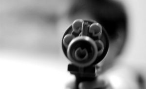 2-13-300x183 Armas de fogo matam 2,6 vezes mais negros que brancos, diz pesquisa