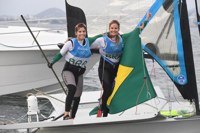 20815026 Martine Grael e Kahena Kunze vencem última regata e levam o ouro na vela